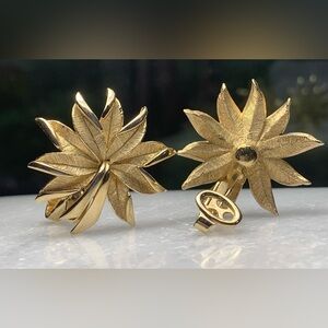 Vintage Trifari Gold Leaf Clip On Earrings Textured Mid Century